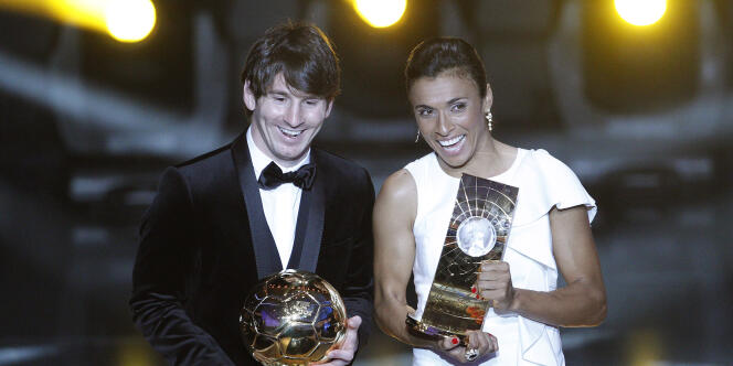 Aux côtés de Lionel Messi, qui pose avec le Ballon d'or, la Brésilienne Marta reçoit son trophée de meilleure joueuse du monde 2010 de la FIFA.