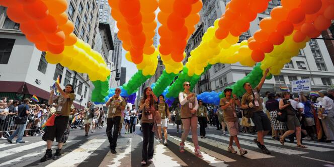 Des ballons forment le drapeau arc-en-ciel à la gay pride de New York, dimanche.