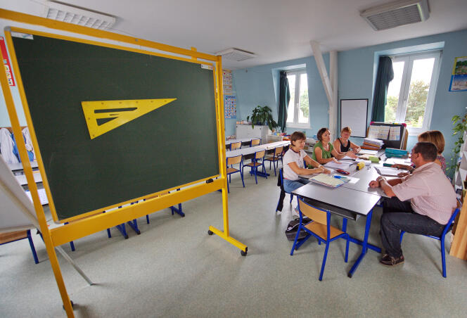 Des professeurs se réunissent afin de préparer leurs cours dans l'une des classes de l'école primaire Jules Sagary à Saint-Jans-Cappel, le 01 septembre 2009 à la veille de la rentrée scolaire des élèves.