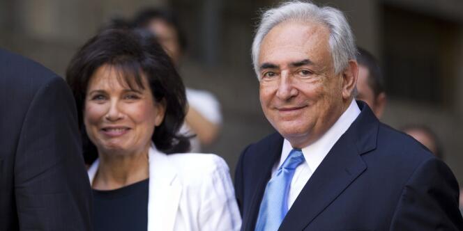 Dominique Strauss-Kahn et son épouse, Anne Sinclair, à la sortie du tribunal de New York, le vendredi 1er juillet 2011.