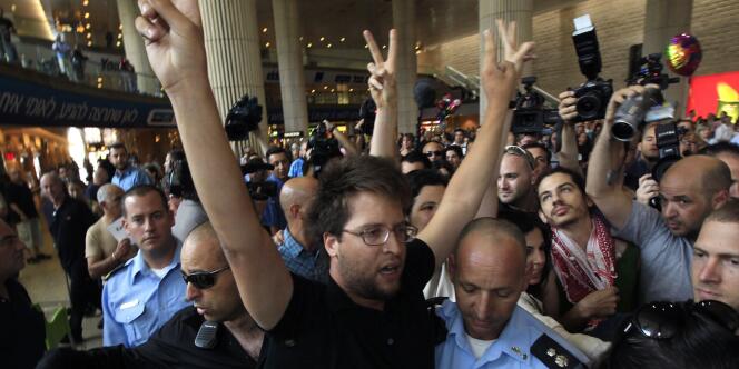 Des policiers israéliens arrêtent des militants pro-palestinien, le 8 juillet, à l'aéroport de Tel Aviv.