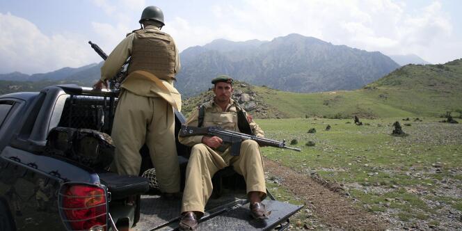 Des soldats pakistanais en patrouille à Tora Warai, en juillet 2011.
