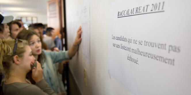 Des élèves découvrent les résultats du baccalauréat, le 5 juillet 2011 au lycée Camille-Sée de Paris.