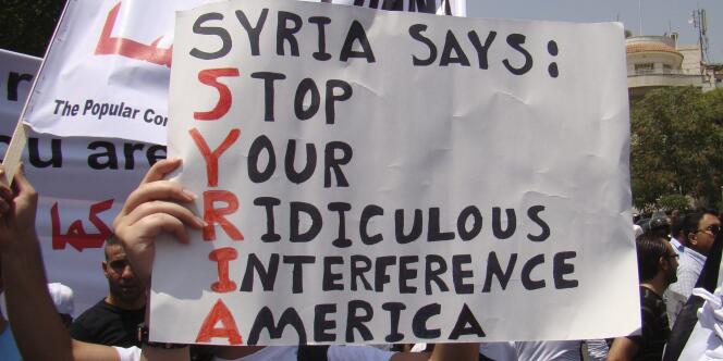 Des partisans du président Al-Assad manifestent devant l'ambassade américaine à Damas, le 11 juillet. 