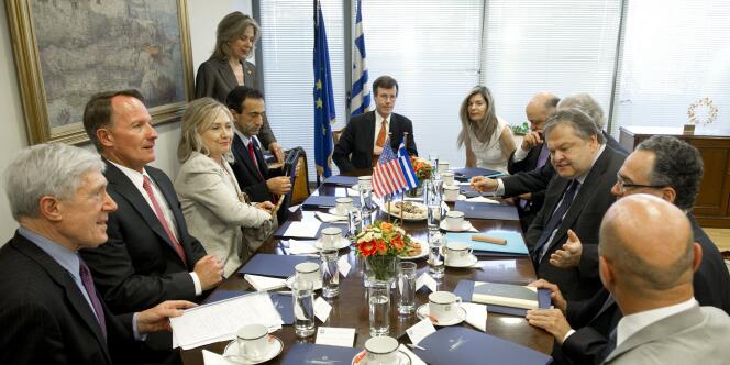 Le ministre des finances grec, Evangelos Venizelos, en réunion avec la secrétaire d'Etat américaine, Hillary Clinton, le 17 juillet à Athènes.   