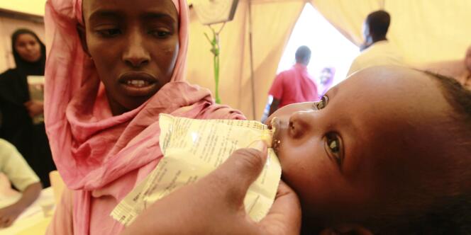 Un enfant reçoit un complément alimentaire dans une antennes médicalisée à Galkayo, au nord-ouest de la capitale somalienne Mogadiscio.