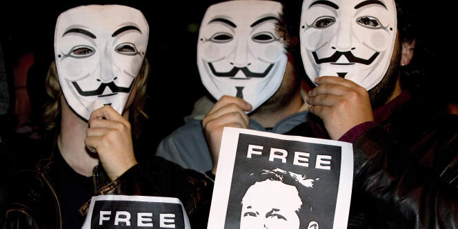 Des soutiens à Julian Assange portent le masque des Anonymous, en décembre, à Madrid.