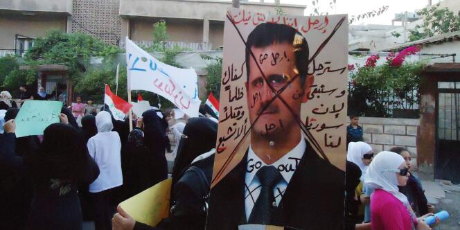 Sur cette photo, prise d'un téléphone mobile et relayée par Shaam News Network, des manifestants protestent contre le régime syrien dans la banlieue de Damas Maadamiya, mardi 19 juillet 2011. 