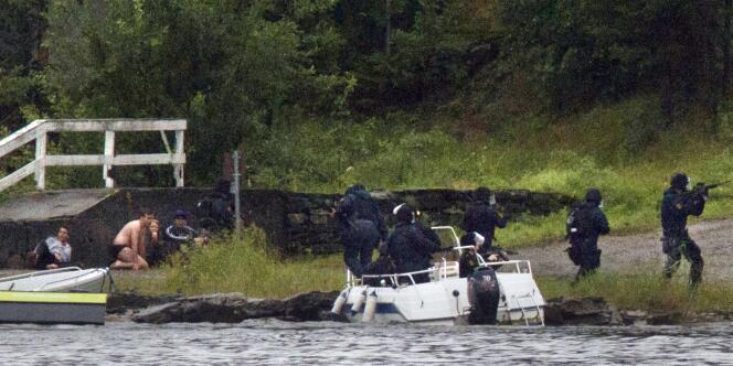 Une équipe de la police arrive sur l'île d'Utoya, en Norvège, le 22 juillet 2011.