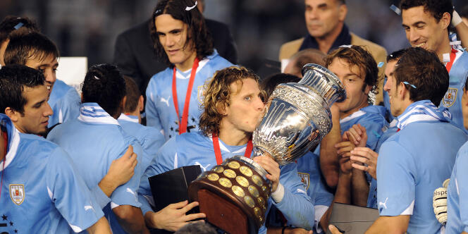 Diego Forlan et ses coéquipiers remportent la Copa America. 