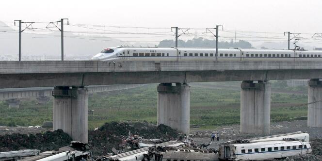 Deux trains rapides se sont percutés à Wenzhou (province du Zhejiang) dans l'Est de la Chine,  le 23 juillet 2011. La volonté du ministère des chemins de fer de relancer au plus vite le trafic après cet accident avait créé un scandale dans le pays.