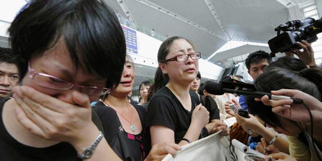Des familles de victimes de l'accident ferroviaire de Wenzhou s'expriment devant les médias pour demander le rétablissement de la vérité quant aux circonstances du drame.