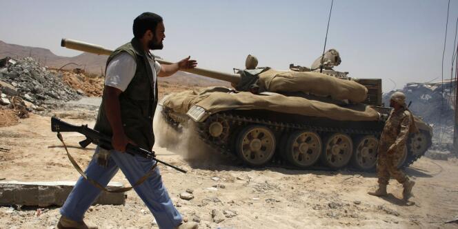 Des insurgés libyens installent un checkpoint près de la ville de Nalut, dans l'ouest de la Libye, vendredi 29 juillet.