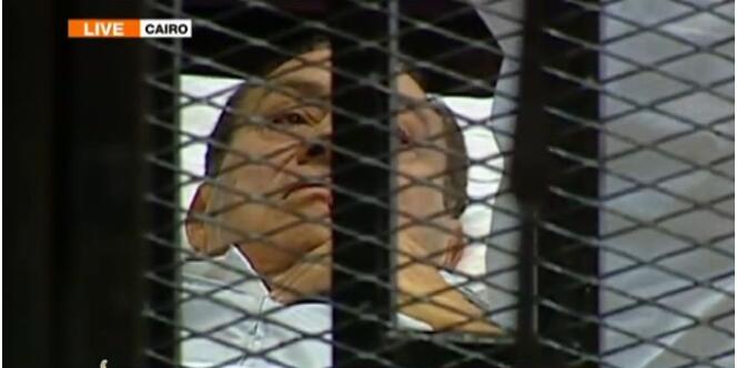 L'ancien président égyptien Hosni Moubarack est arrivé en civière à son procès, au Caire, mercredi 3 août.