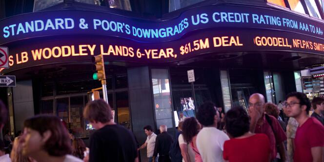 Dès vendredi soir, la décision de Standard & Poor's s'affichait sur les panneaux lumineux de Times Square, à New York.