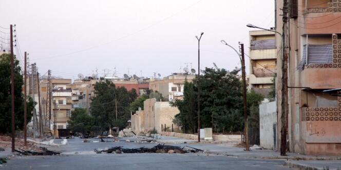 Samedi 6 août, la télévision d'Etat syrienne montrait des images d'une ville d'Hama désertée par ses habitants, mais jonchée de débris comme après une guerre.