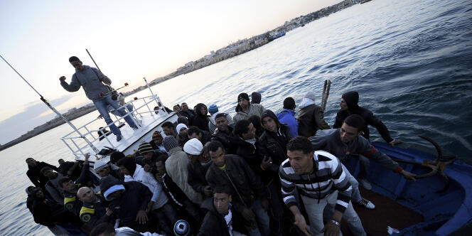 Des migrants tunisiens entrent dans le port de Lampedusa, le 12 avril 2011.