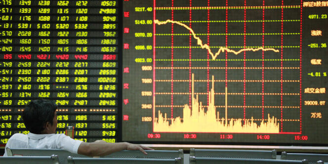 Un investisseur chinois scrute les cours de la Bourse.