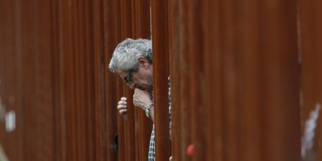 Un homme observe une minute de silence, samedi 13 août au mémorial du Mur de Berlin.