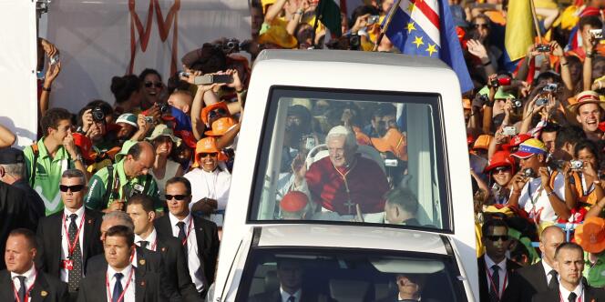 Le pape arrive sur la place de Cibeles, jeudi 18 août.