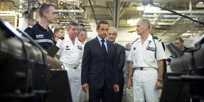 Nicolas Sarkozy avec le capitaine Olivier Lebas (à droite) sur le porte-avions 
