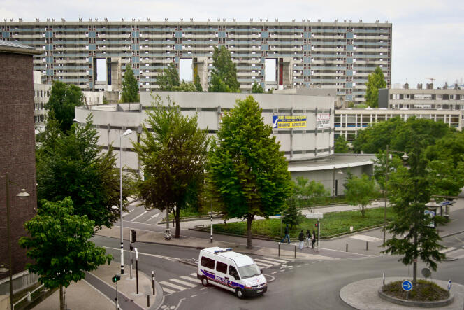 Le quartier des 4 000 à La Courneuve (Seine-Saint-Denis), le 20 juin. En 2005, le bâtiment au premier plan a abrité un commissariat.