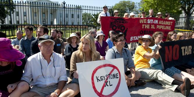 L'actrice américaine Daryl Hannah ce 30 août lors d'une manifestation écologiste devant la Maison-Blanche.