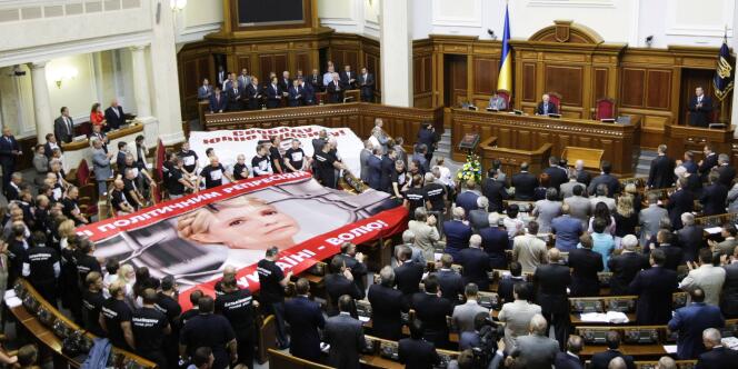 Les députés de l'opposition en Ukraine ont déroulé une banderole à l'effigie de l'ex-premier ministre, sur laquelle est écrit 