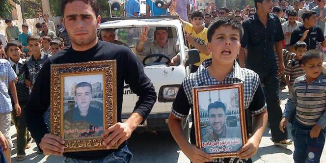 Sur cette capture d'écran de la télévision d'opposition Shaam News, des manifestants portent le portrait des victimes de la répression dans la province d'Idlib, le 9 septembre 2011.