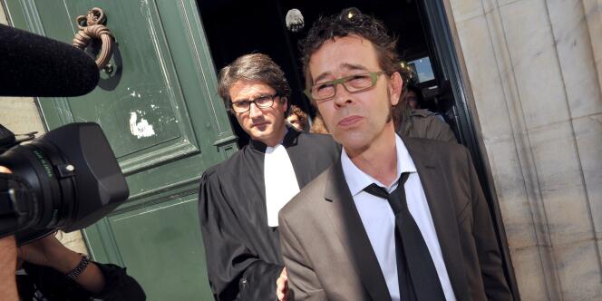 Le docteur Nicolas Bonnemaison (1er plan) devant la cour d'appel de Pau, en septembre 2011.