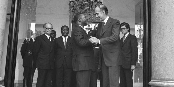 Jean-Bédel Bokassa raccompagné par Valéry Giscard d'Estaing sur le perron de l'Elysée en 1975