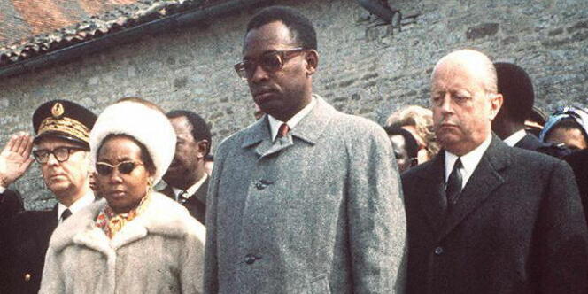 Jacques Foccart, aux côtés de Mobutu Sese Soko et sa femme, se recueille sur la tombe de Charles de Gaulle en 1971.