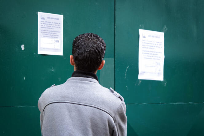 Devant la mosquée fermée de la rue Myhra, le vendredi 16 septembre 2011, une affichette indique comment se rendre au nouveau lieu de culte.