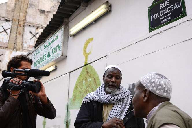 L'imam de la mosquée Al Fath, rue Polonceau, oriente les fidèles vers le nouveau lieu de culte, vendredi 16 septembre 2011.