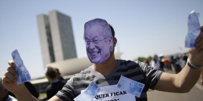 Un manifestant contre la corruption politique porte un masque à l'effigie de José Dirceu, un proche de l'ancien président Lula, en septembre 2011 à Brasilia.
