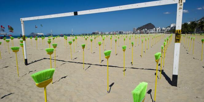 Ce week-end, la plage de Copacabana, à Rio, a été recouverte de balais verts et jaunes. Mot d'ordre de l'opération : 