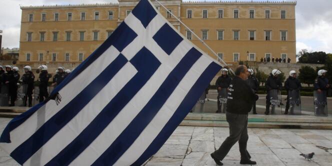Le parlement grec a adopté en procédure d'urgence un projet de loi sur la réforme du code des impôts et la réduction du secteur public, ce qui permettra au pays de recevoir une nouvelle tranche d'aide.