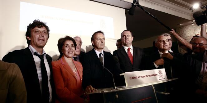 Jean-Pierre Bel entouré de plusieurs sénateurs socialistes