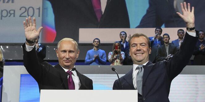 Vladimir Poutine et Dmitri Medvedev, le 24 septembre 2011, lors du congrès du parti Russie unie, à Moscou.