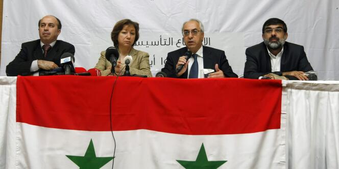 De gauche à droite : Ahmed Ramadan, Bassma Kodmani, Abdoulbaset Seida et Imad Aldin Rashid à la réunion du Conseil national syrien à Istanbul, le 29 septembre 2011.