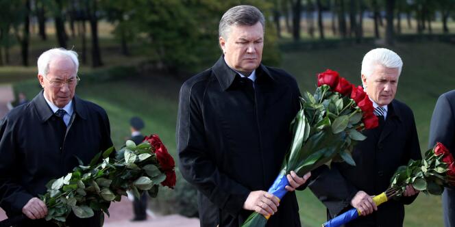 Le premier ministre ukrainien Mykola Azarov, le président Viktor Ianoukovitch, et le président du Parlement Volodymyr Lytvyn ont déposé des bouquets de roses rouges devant le mémorial.