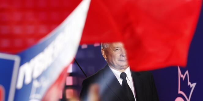 Le conservateur Jaroslaw Kaczynski tente de reconquérir le pouvoir malgré des sondages qui lui sont défavorables. 