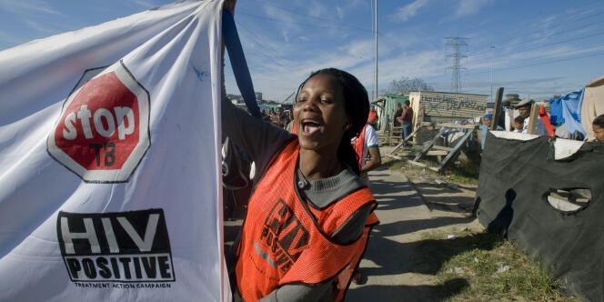 Une jeune femme manifeste en faveur de la lutte contre le sida au Cap, en Afrique du Sud, le 3 juin 2011.