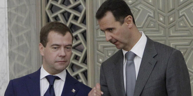 L'ancien président russe Dmitri Medvedev et le président syrien Bachar Al-Assad à Damas, le 11 mai 2010.