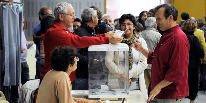 Dans un bureau de vote pour la primaire PS, le 9 octobre