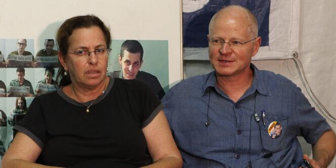 Noam et Aviva Shalit, dans la tente installée devant la résidence du premier ministre israélien, le 11 octobre 2011, à l'occasion du 1 934e jour de captivité de leur fils.