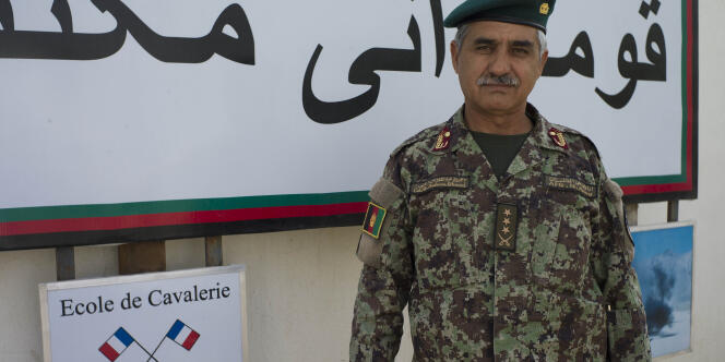 Le colonel Quddos-Ghani devant l'école de Cavalerie de Puli Charki, le 25 septembre 2011 à Kaboul, Afghanistan.