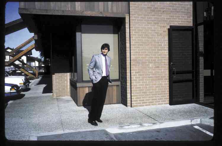  
3. Steve Jobs, toujours en 1982, devant le siège d'Apple à Cupertino. Photo: Diana Walker/SJ/Contour by Getty Images