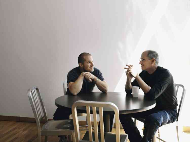 Jonathan Ive (à gauche) en tête à tête avec Steve Jobs en 2005 au siège d'Apple.Ci-contre, à droite : le haut-parleur iSub qu'Apple a conçu en partenariat avec le fabricant Harman Kardon en 2000.