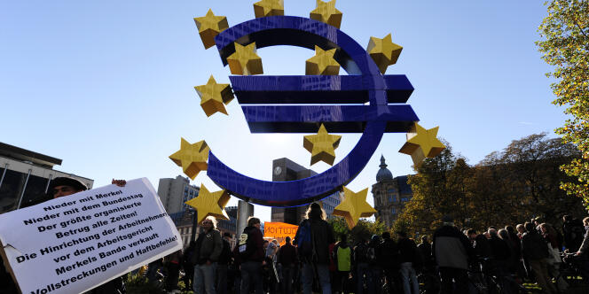 Des manifestants à Francfort, en face du siège de la Banque centrale européenne.